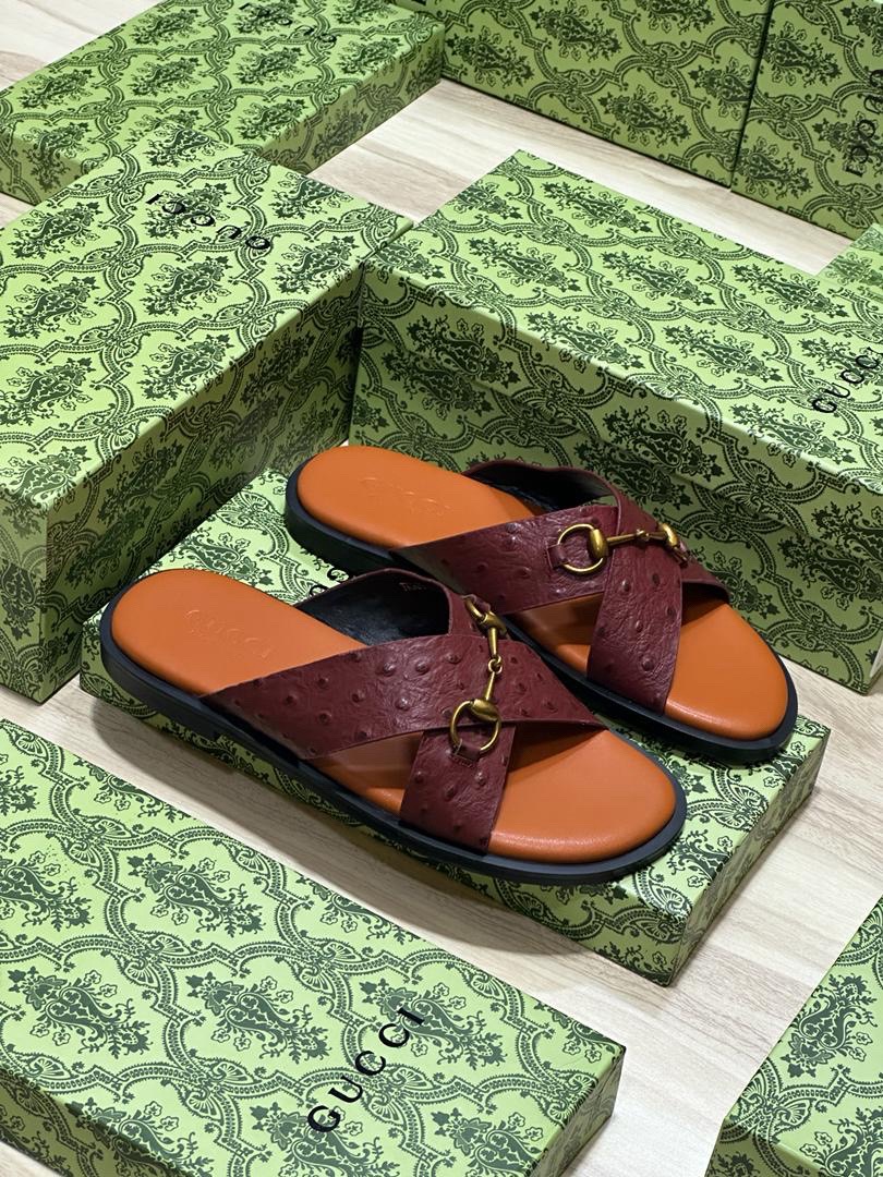 Gucci Textured Horsebit Sandals