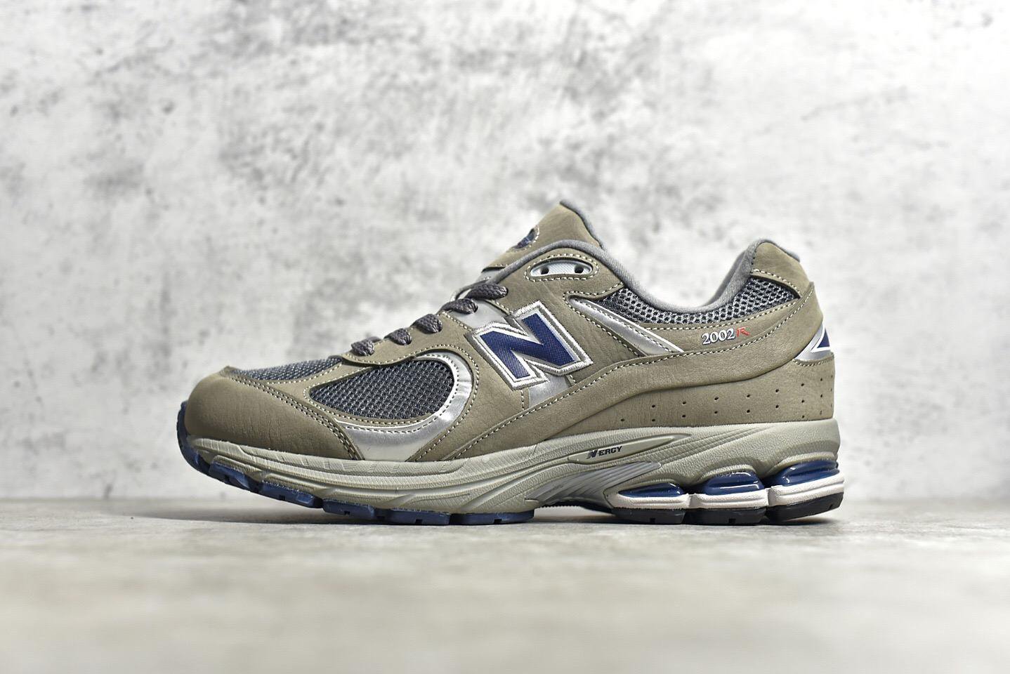 New Balance 2002R Sneakers