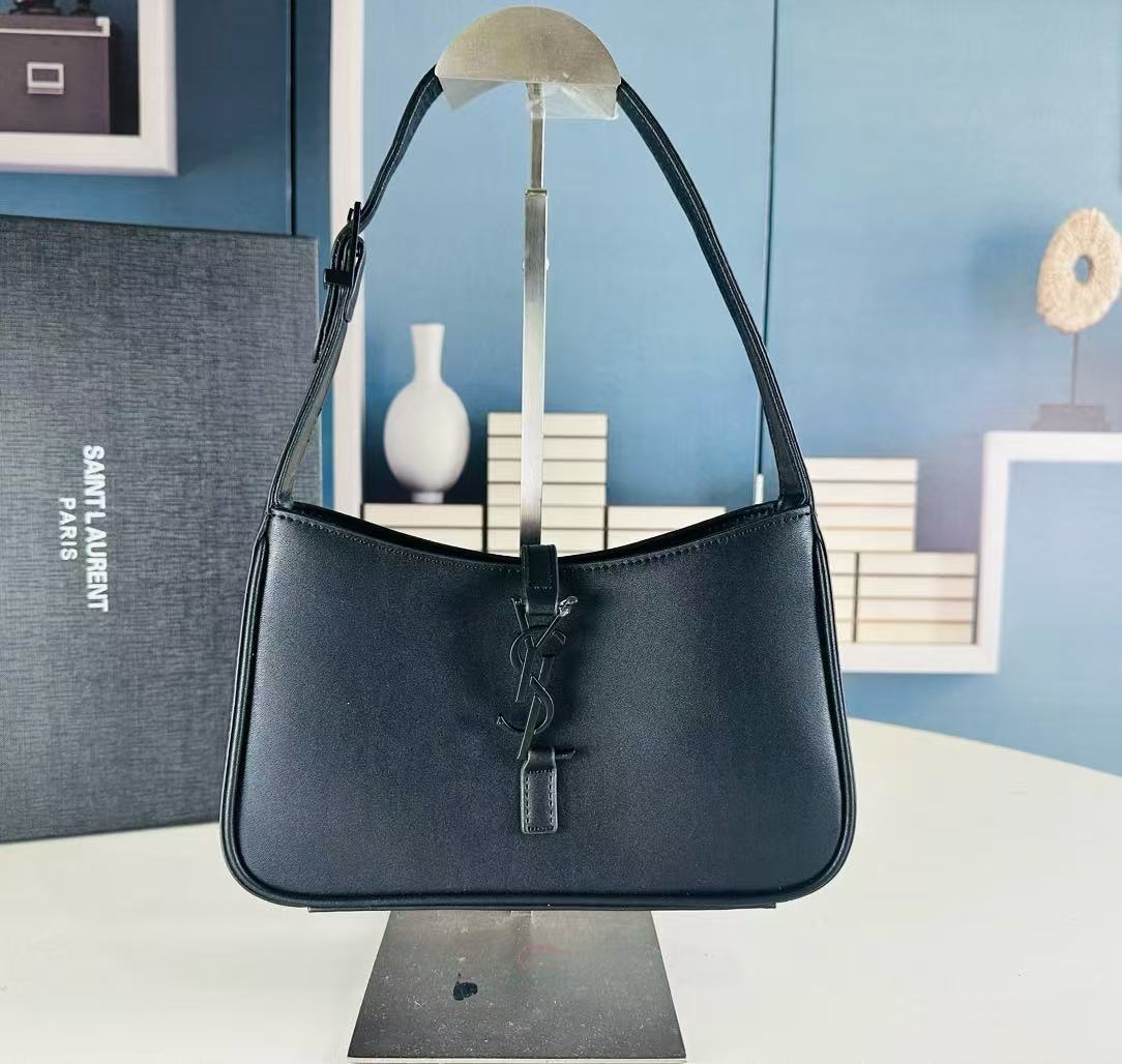 Saint Laurent Le 5 à 7 Shoulder Bag 8022