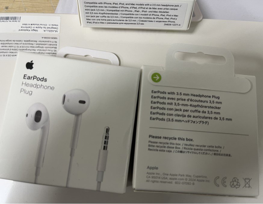 Apple EarPods with 3.5 mm Headphone Plug