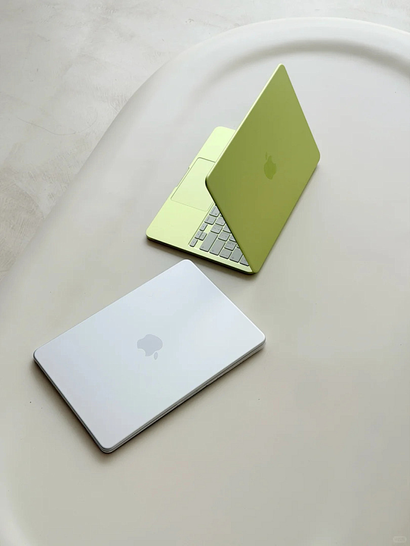 Apple MacBook Laptop Computers